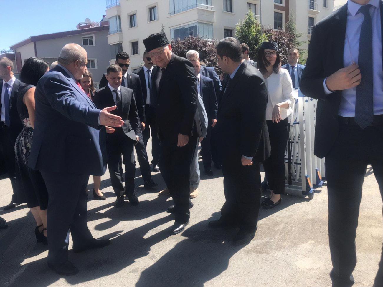 Зеленский в Турции провел встречу с представителями украинской и крымскотатарской диаспоры