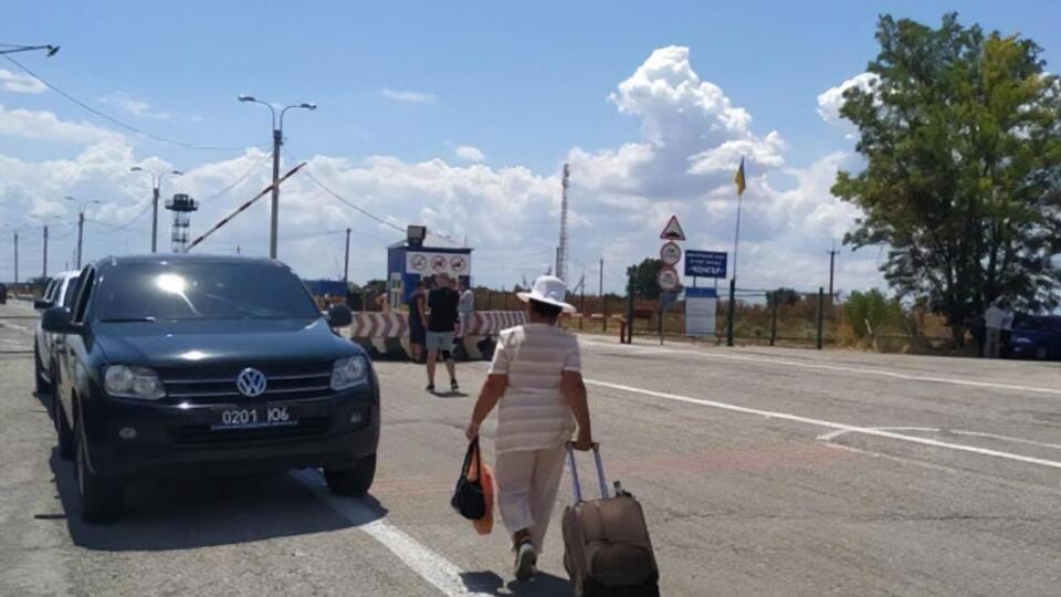 Граждане, которые живут в аннексированном Крыму, ездят на материковую часть Украины, чтобы навестить семью, купить необходимые товары, рассказали в ведомстве