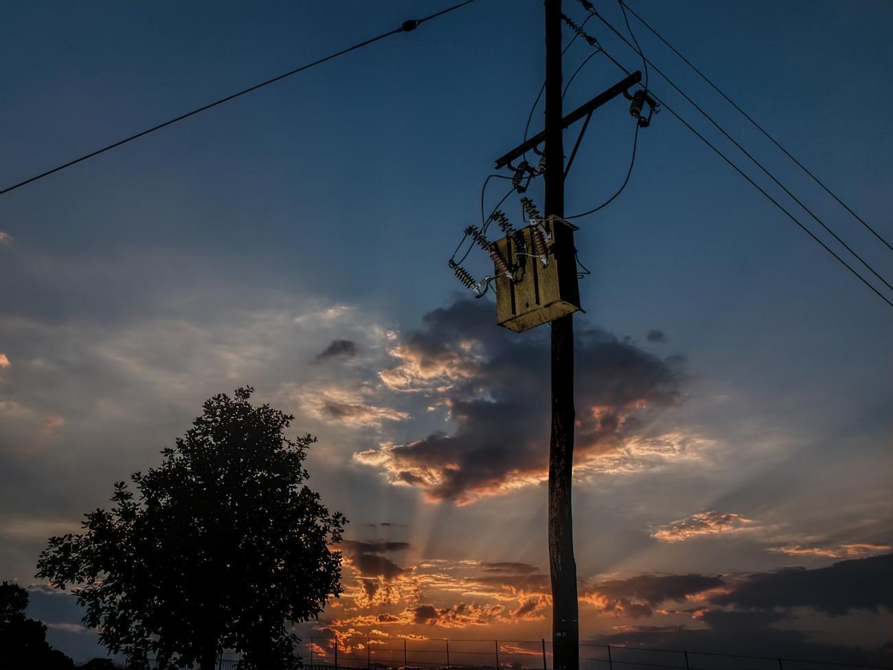 До відновлення електропостачання залучено бригади обленерго, повідомили у ДСНС
