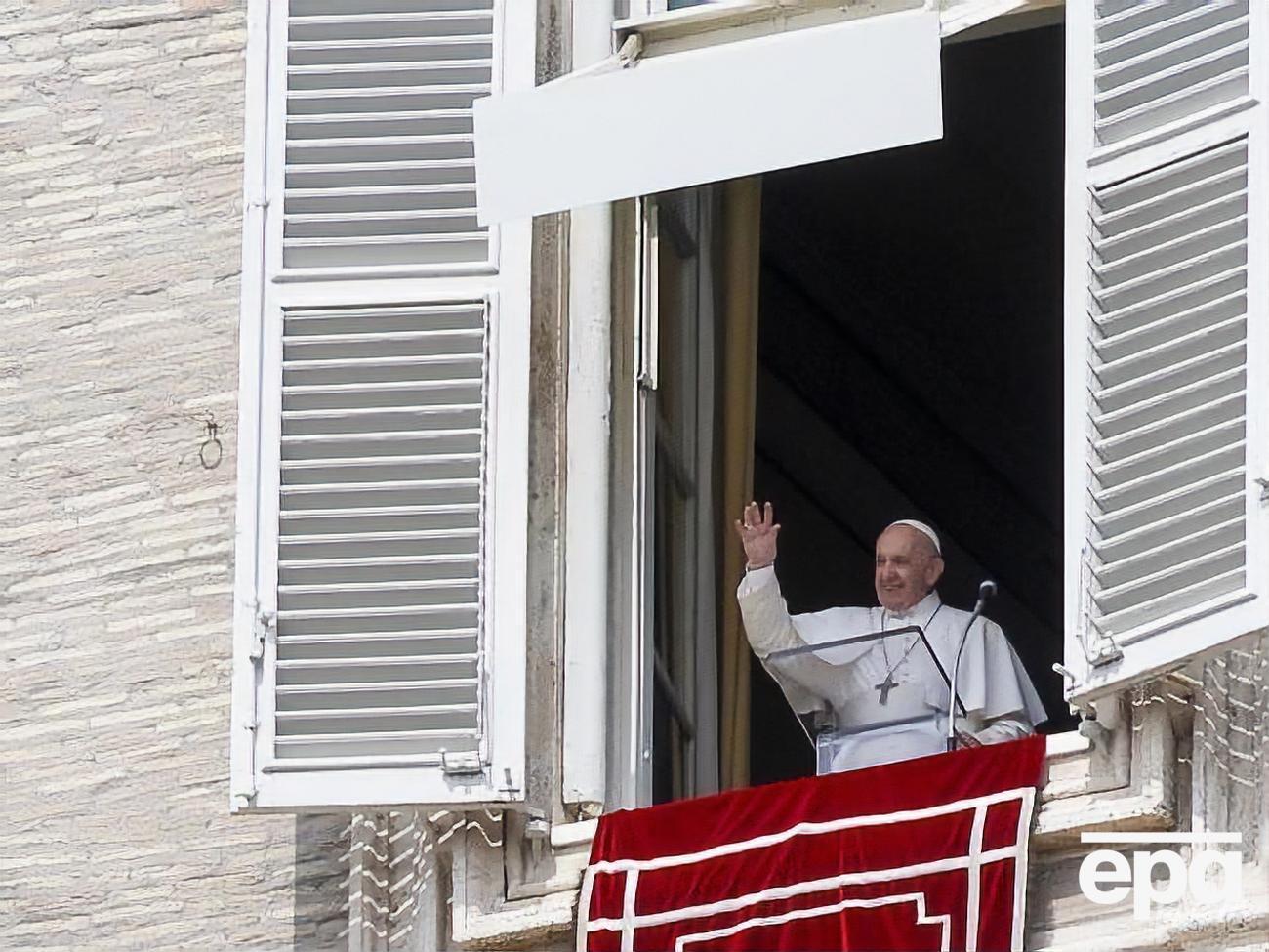 На выступление папа римский опоздал на 10 минут