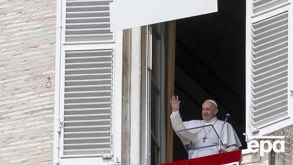 На выступление папа римский опоздал на 10 минут