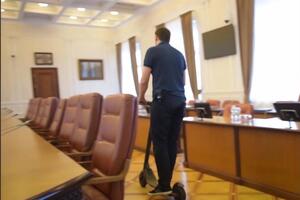 Гончарук заявив, що будівлею можна їздити на самокаті