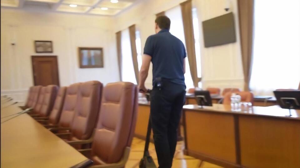 Гончарук заявил, что по зданию можно ездить на самокате