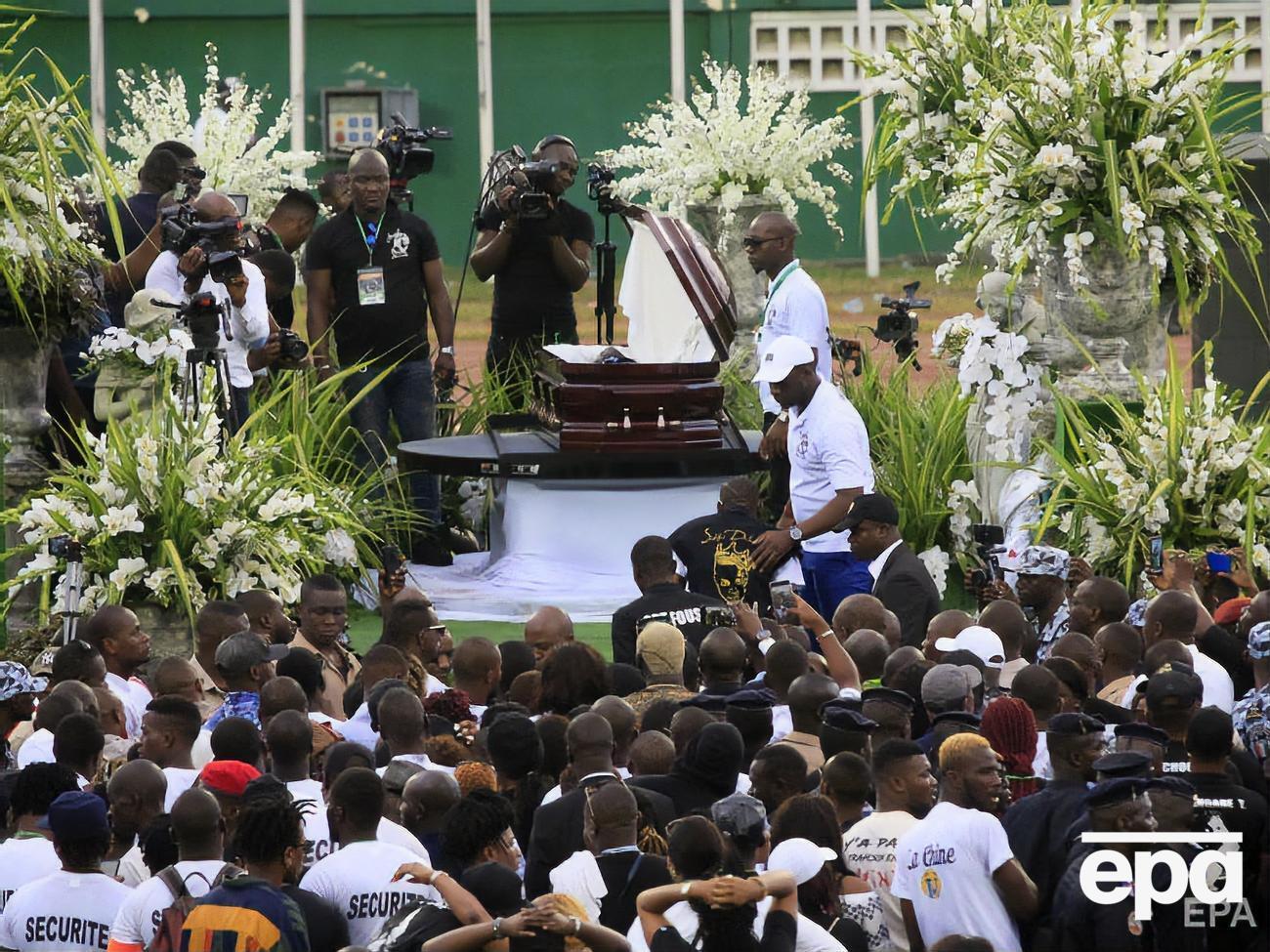 Тысячи людей прощались с DJ Arafat на стадионе