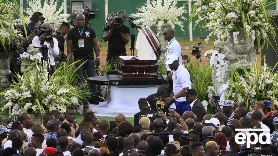 Тысячи людей прощались с DJ Arafat на стадионе