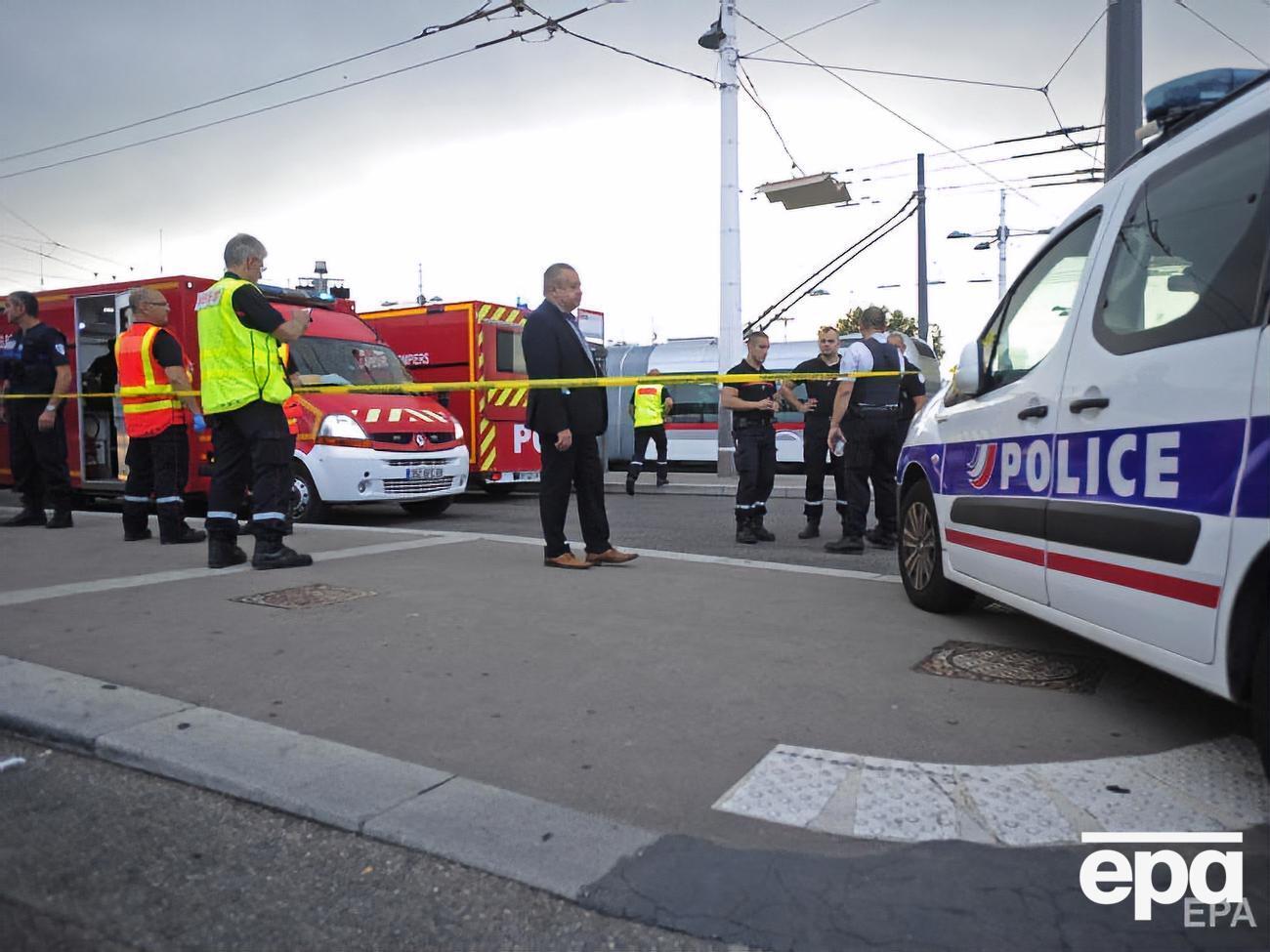Іммігрант напав із ножем на людей, які чекали на автобус