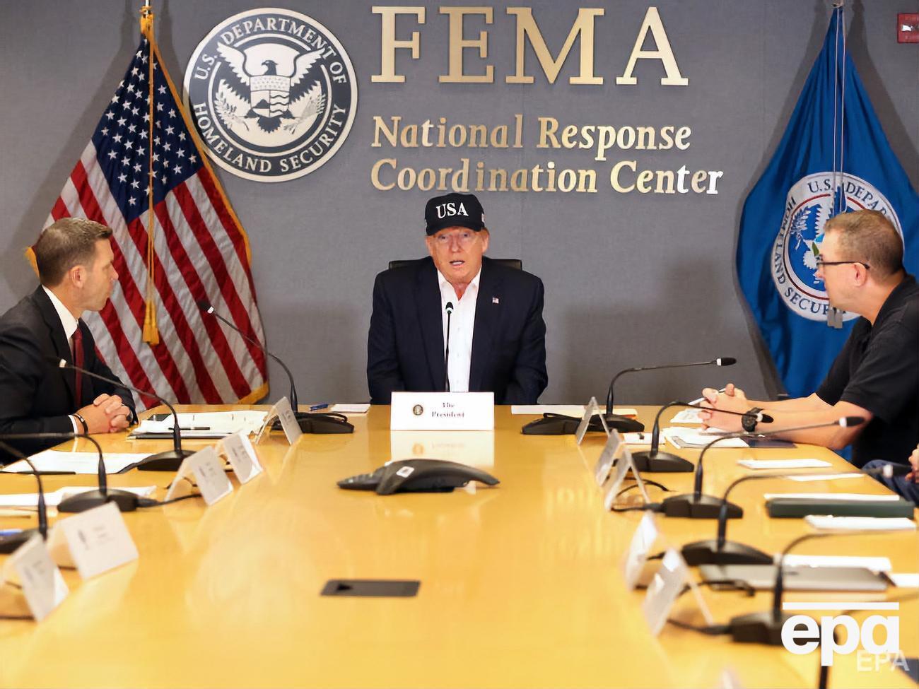 Вернувшись в столицу, Трамп провел совещание по подготовке к урагану