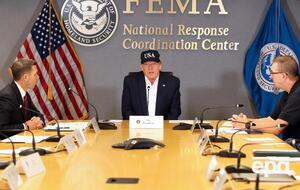 Вернувшись в столицу, Трамп провел совещание по подготовке к урагану