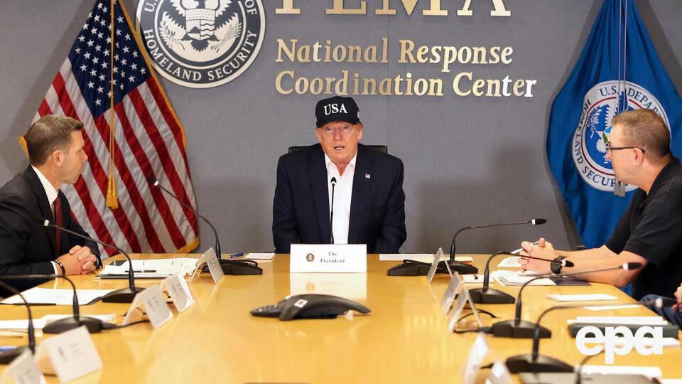 Вернувшись в столицу, Трамп провел совещание по подготовке к урагану