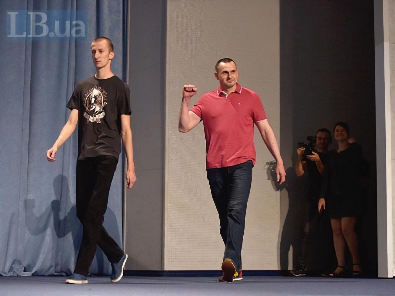 Сенцов (на фото справа): То, что происходило со мной, – это настолько мелко в сравнении с тем, что делали с Карпюком и Клихом