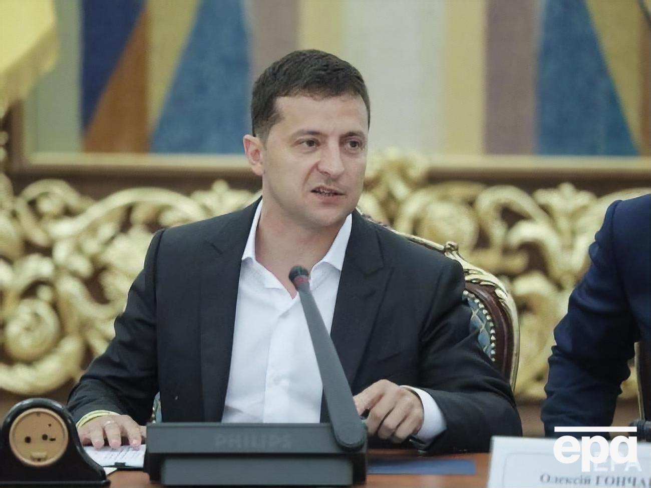 Офис президента подготовил представление Зеленского в Верховную Раду с требованием о роспуске ЦИК и передал его в аппарат парламента для регистрации, сообщает издание