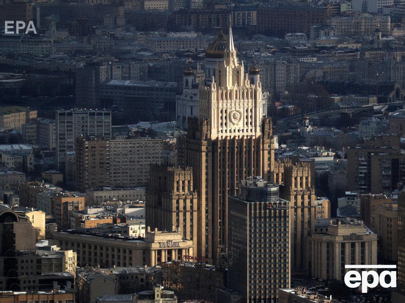 По словам источника "Коммерсанта" в МИД России, в перечне утративших силу двусторонних документов с Украиной есть такие, статус которых неясен