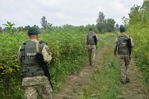 Пограничники установили, что задержанного подозревают в участии в боевых действиях против Вооруженных сил Украины на востоке страны