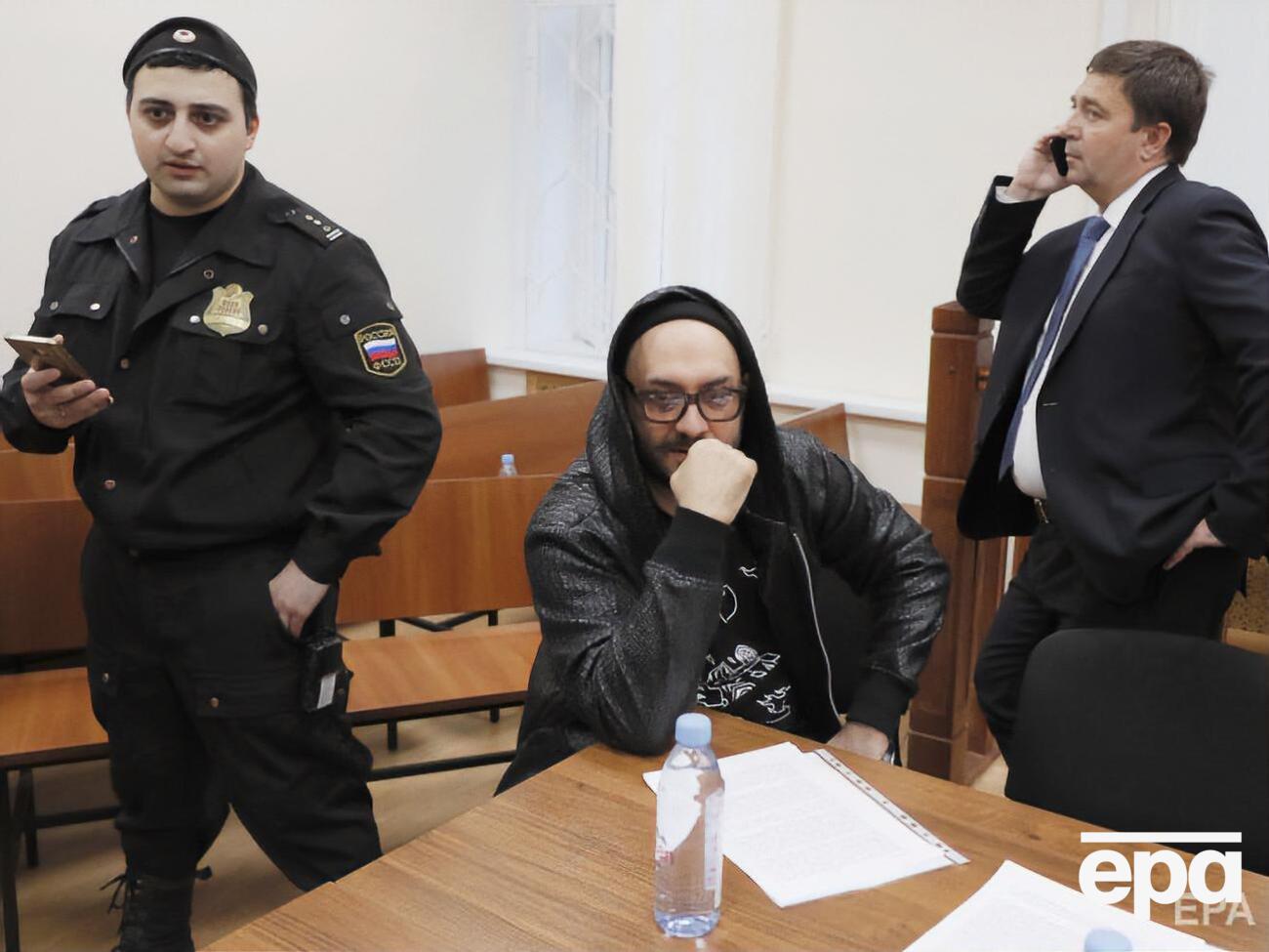 Серебренникову (на фото в центре) отменили меру пресечения в виде подписки о невыезде