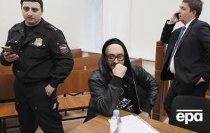 Серебренникову (на фото в центре) отменили меру пресечения в виде подписки о невыезде