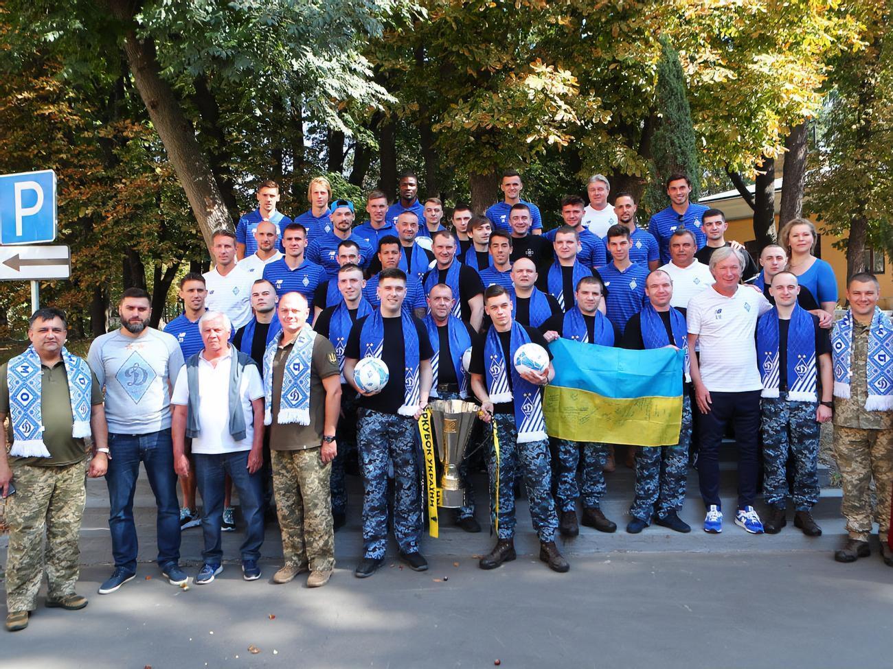 Гравці Динамо подарували звільненим військовим морякам абонементи на матчі команди