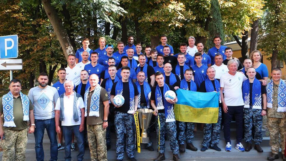 Гравці Динамо подарували звільненим військовим морякам абонементи на матчі команди