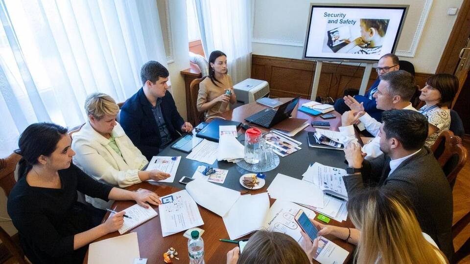 В Офісі президента України очікують у 2019 році перших напрацювань щодо захисту дітей від загроз в інтернеті