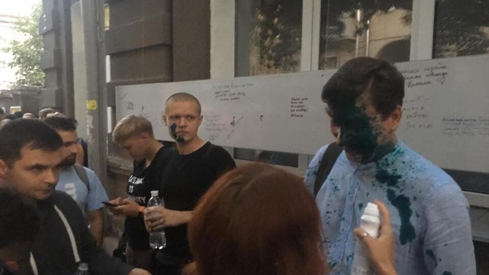 Доній (на фото праворуч) мав читати лекцію про толерантність