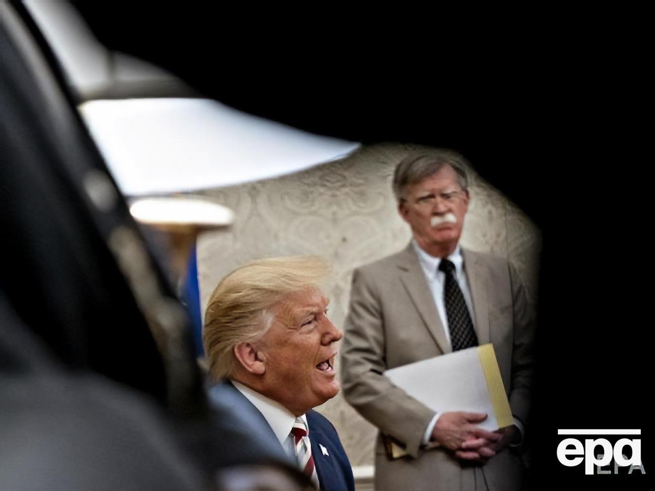 Трамп (на фото ліворуч) звільнив Болтона 9 вересня