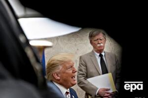 Трамп (на фото ліворуч) звільнив Болтона 9 вересня