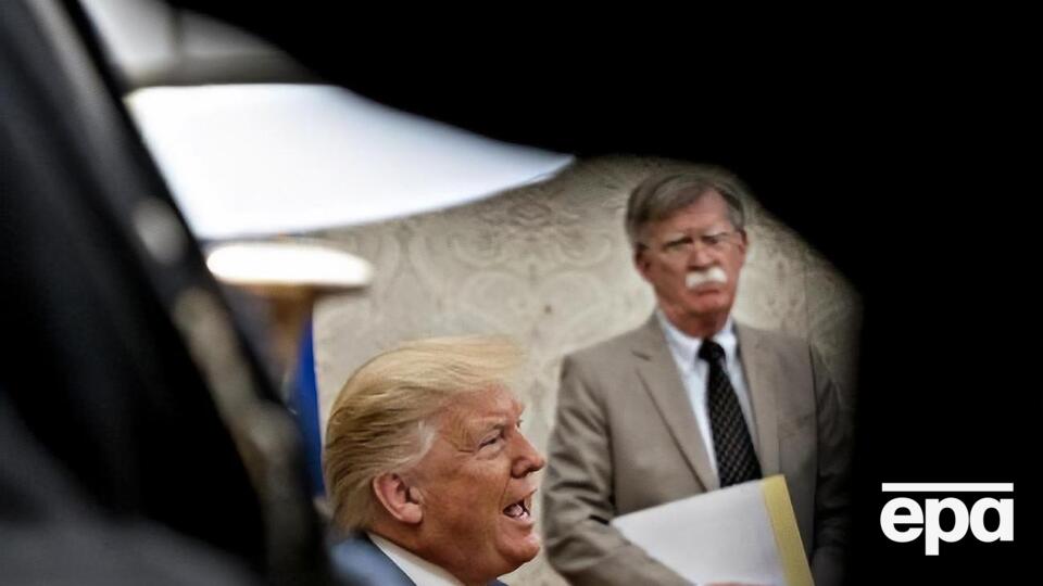 Трамп (на фото ліворуч) звільнив Болтона 9 вересня