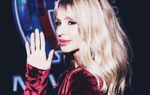 Loboda: "Куда нам девать все эти мысли? Не обязательно быть искренними. Я за тобой, но ты не близко – в зоне риска, мы в зоне риска"