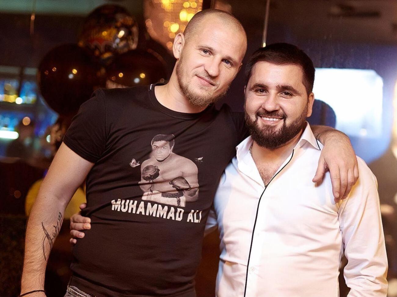 Алиев (слева) извинился за то, что обматерил патрульного