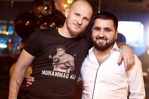 Алиев (слева) извинился за то, что обматерил патрульного