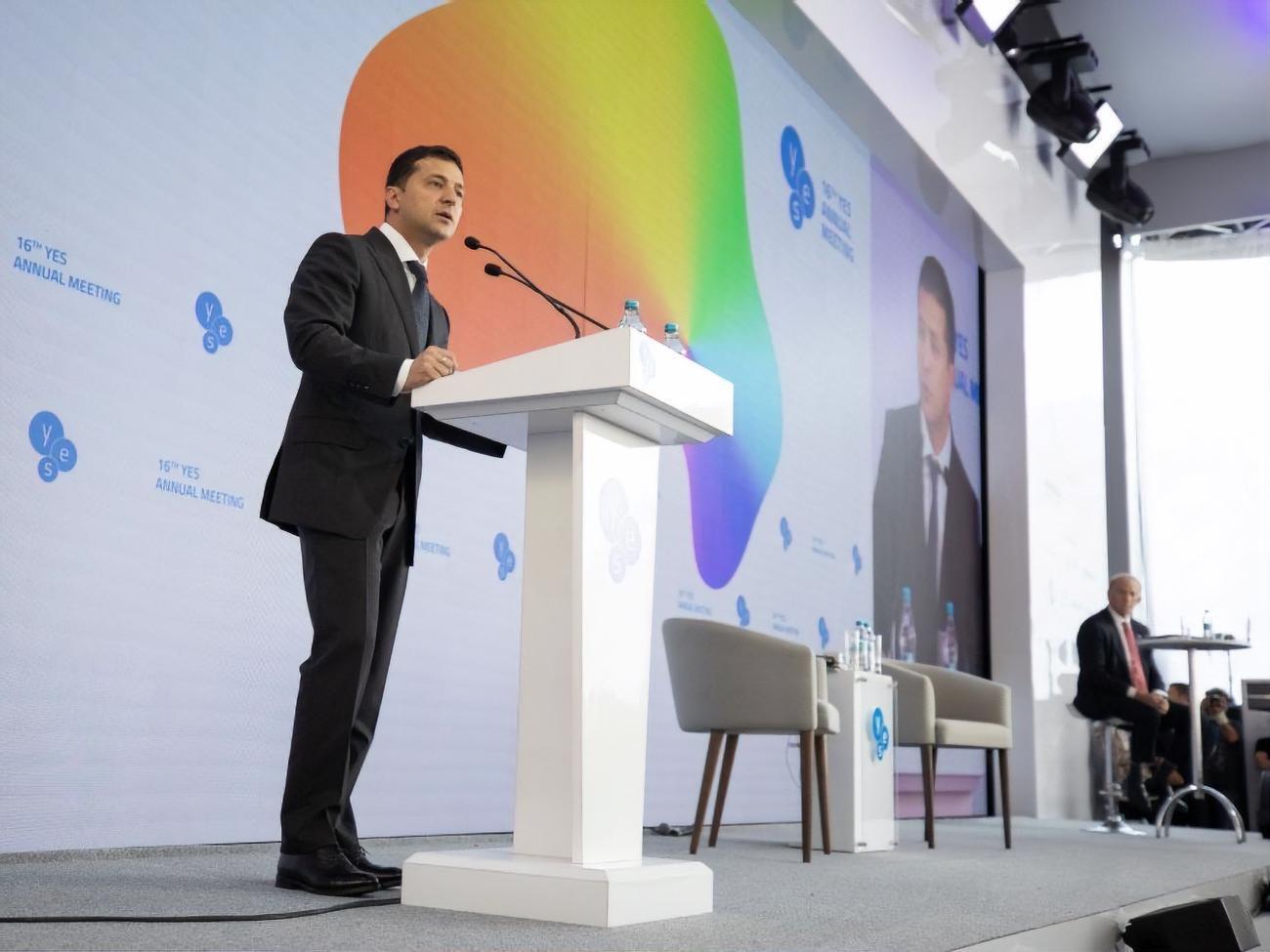 Зеленський сказав, що слова "монополія", "рейдерство" й "контрабанда" мають стати архаїзмами в Україні