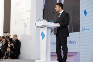 Зеленский сказал, что не поднимает вопрос введения миротворцев на Донбасс