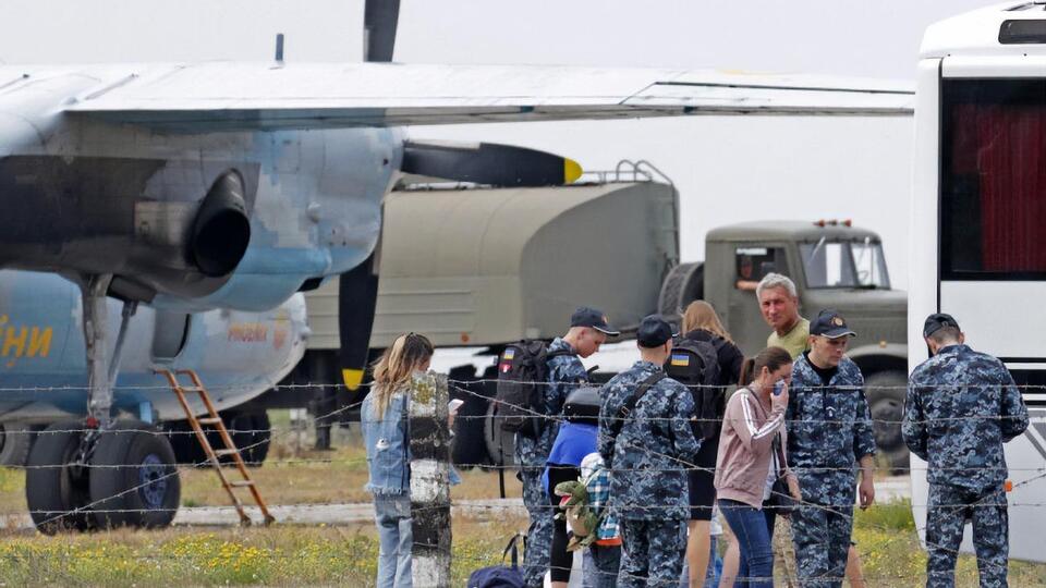 Самолет с моряками приземлился в аэропорту Школьный