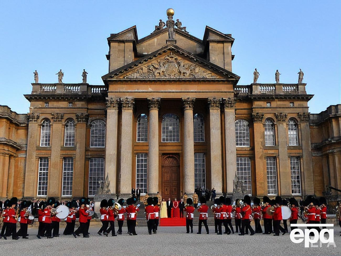 В Бленхеймском дворце сейчас экспонируется выставка итальянца Каттелана