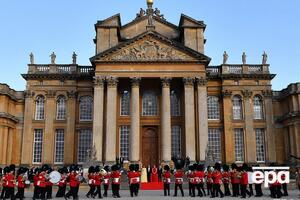 В Бленхеймском дворце сейчас экспонируется выставка итальянца Каттелана