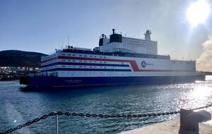 Станцію оснащено двома реакторними установками криголамного типу, які здатні виробляти до 70 МВт електроенергії і 50 Гкал/год теплової енергії