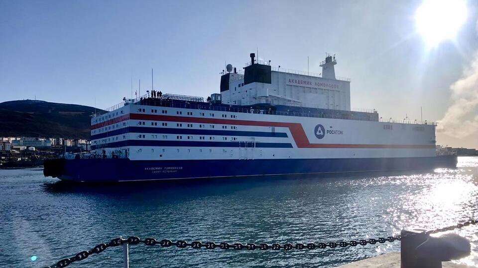 Станцію оснащено двома реакторними установками криголамного типу, які здатні виробляти до 70 МВт електроенергії і 50 Гкал/год теплової енергії