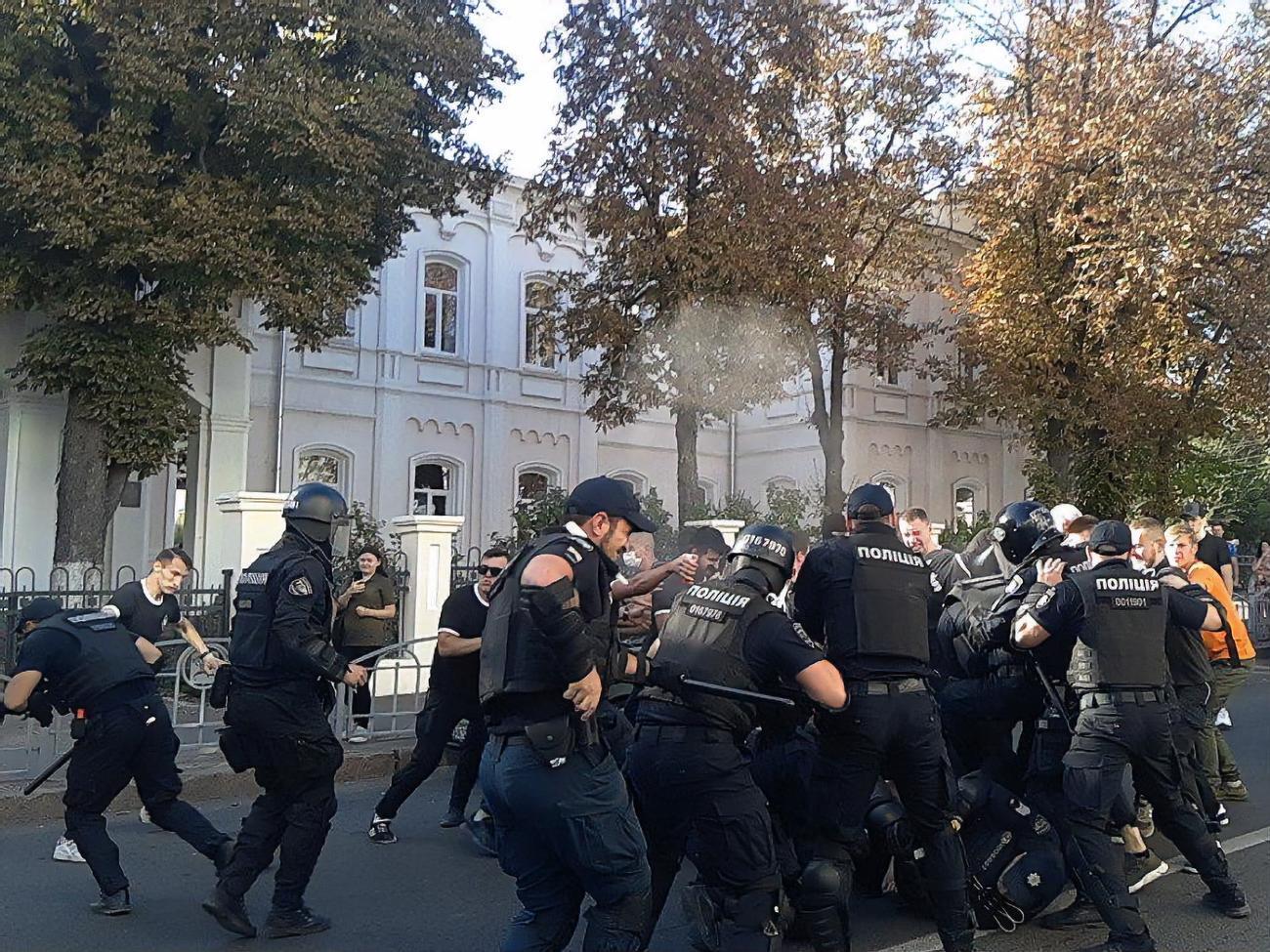 17 учасників сутички на вулиці Римарській доправили у відділення поліції