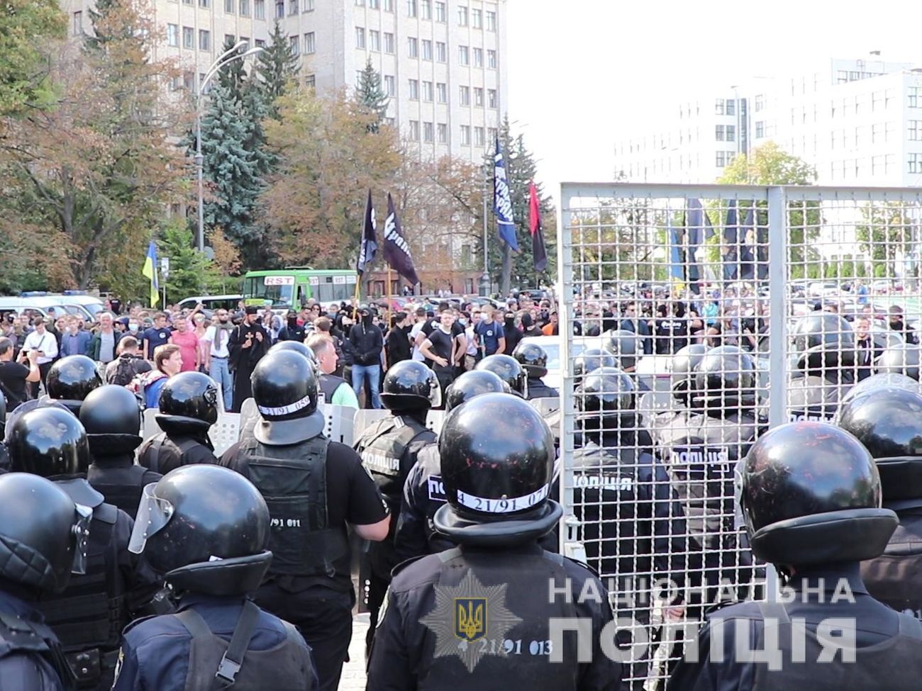Після зіткнень у відділення поліції доправили 17 осіб