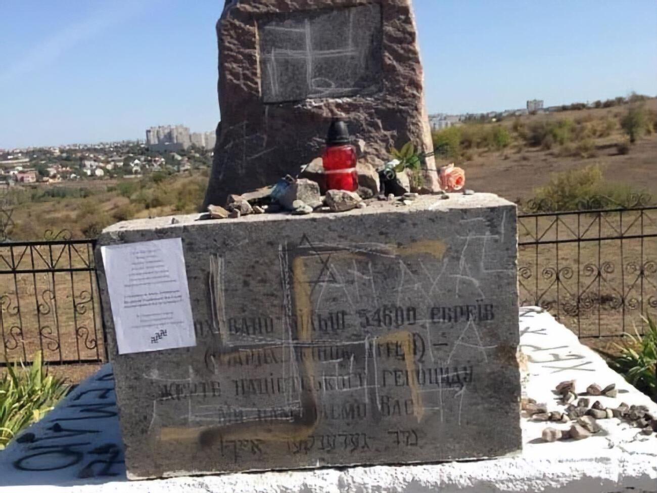 По факту повреждения памятника полиция открыла два уголовных производства