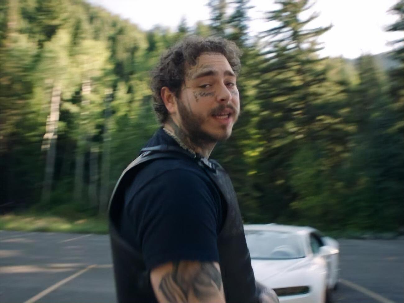 Сингл Saint-Tropez увійшов до альбому Нollywood's Bleeding