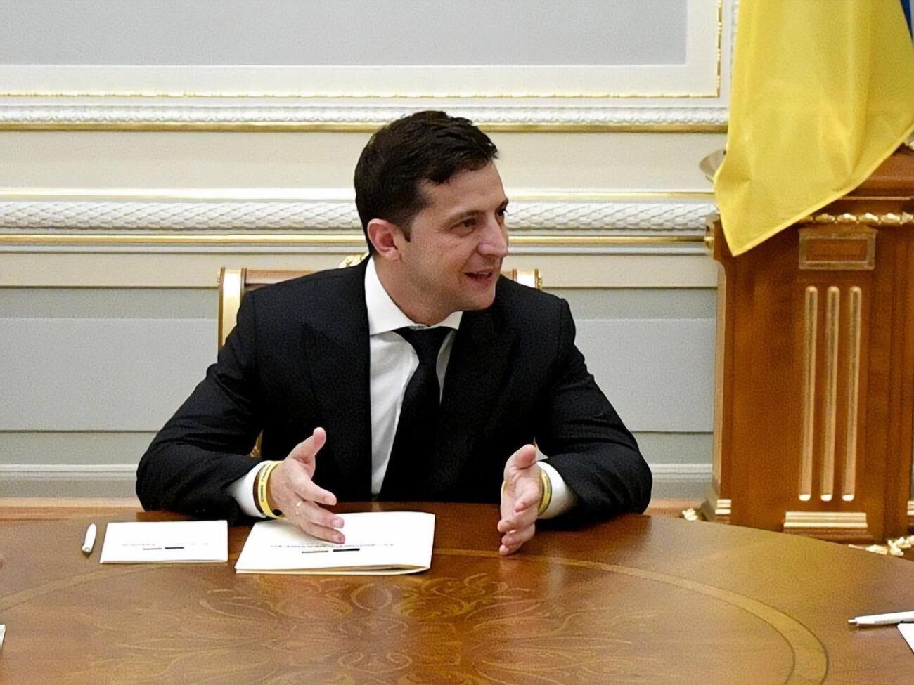 Зеленський звільнив одного голову РДА в Херсонській області та 13 в Івано-Франківській