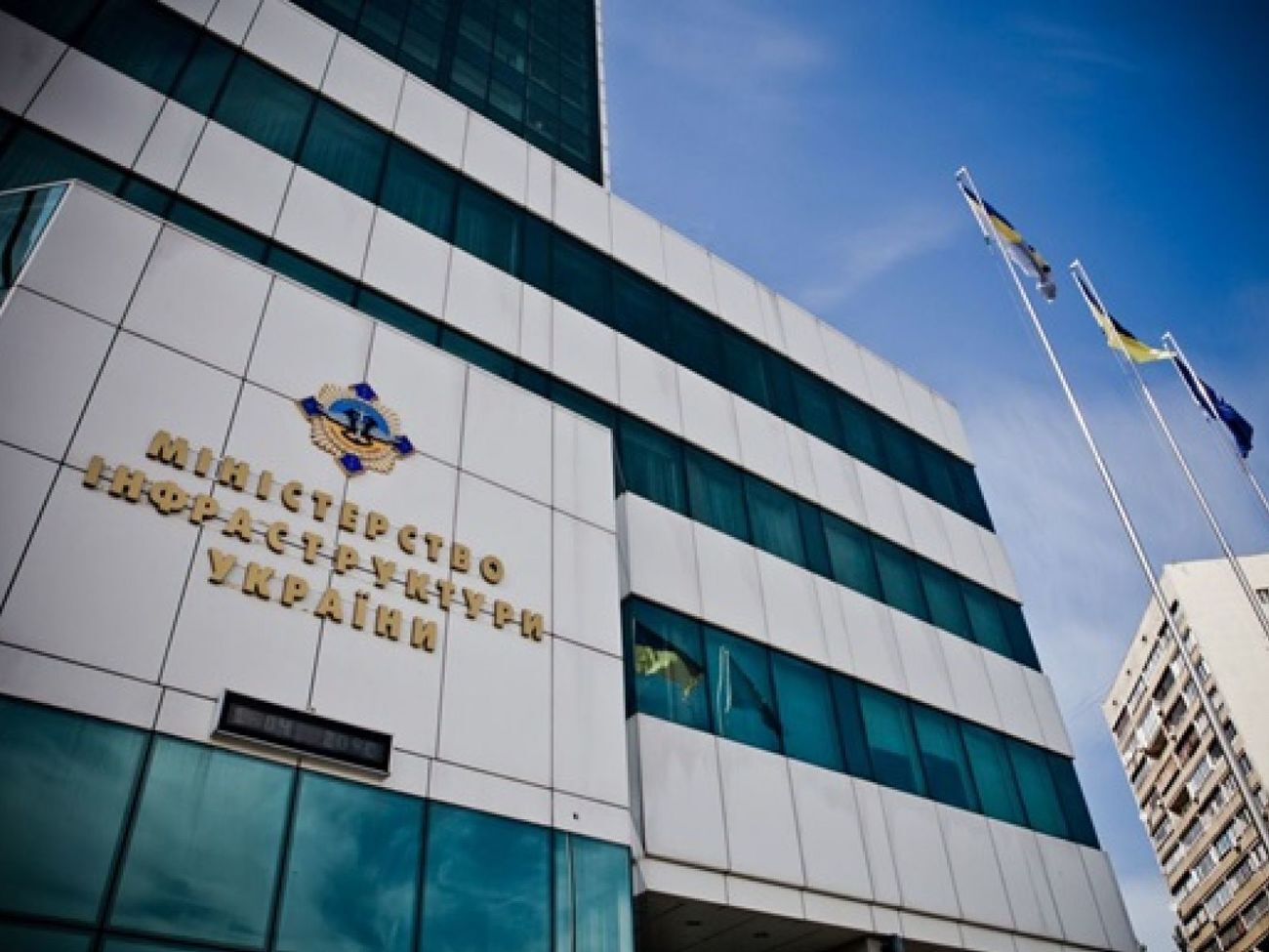 Согласно приказу Министерства инфраструктуры, оплата за услуги по аэронавигационному обслуживанию для аэропорта Борисполь составляет &euro;643,5, а для всех остальных аэропортов Украины &ndash; &euro;901,68