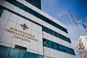 Согласно приказу Министерства инфраструктуры, оплата за услуги по аэронавигационному обслуживанию для аэропорта Борисполь составляет €643,5, а для всех остальных аэропортов Украины – €901,68