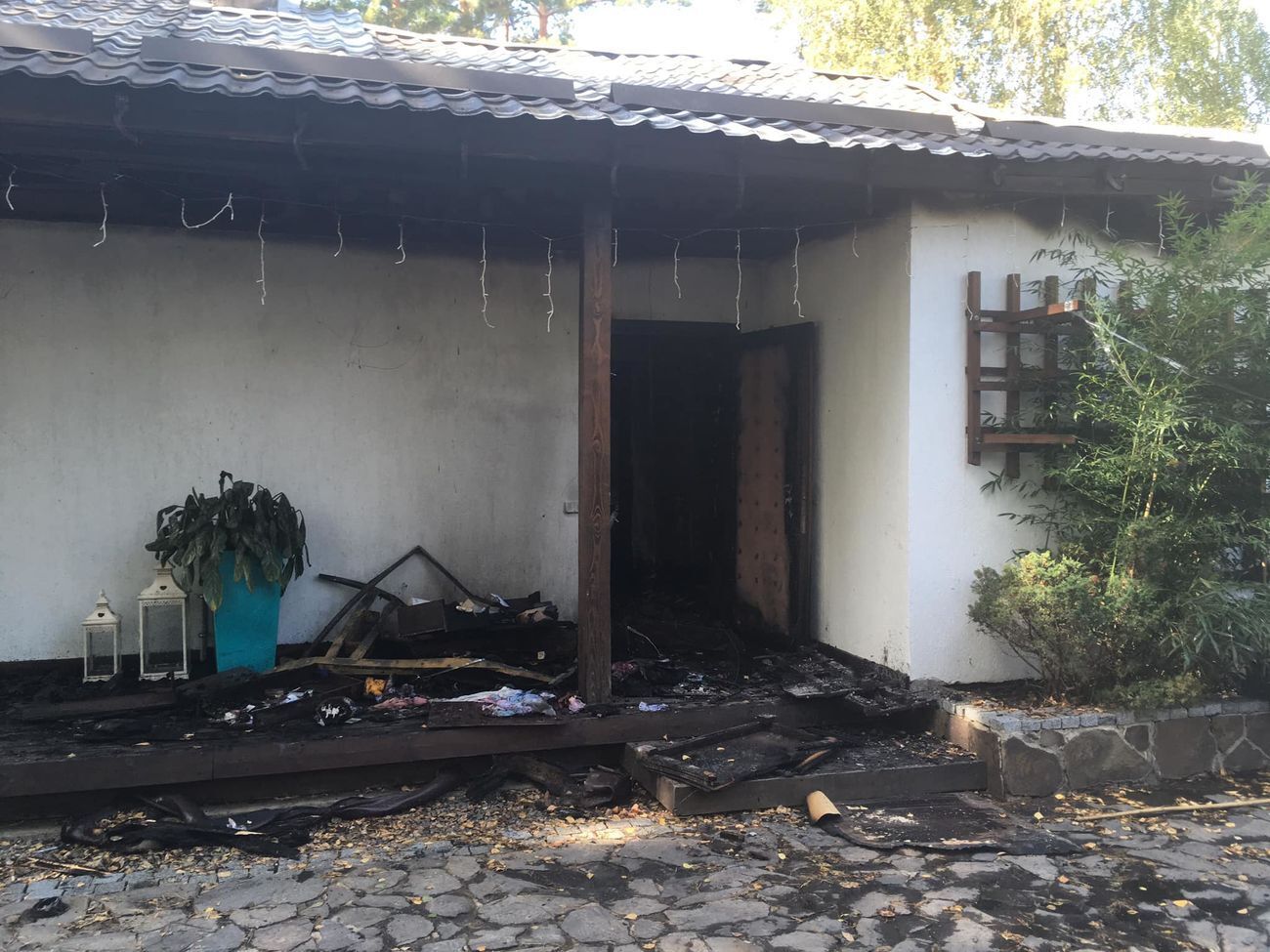 Після пожежі в будинку Гонтаревої вціліли скульптура атлета і швейцарський набір виделок і ложок. Фоторепортаж