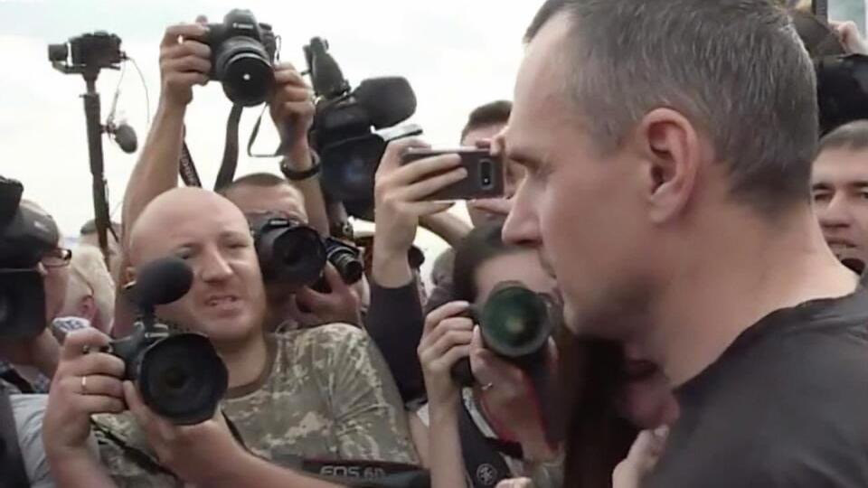 В отношении Кутепова (слева от Сенцова) открыли производство