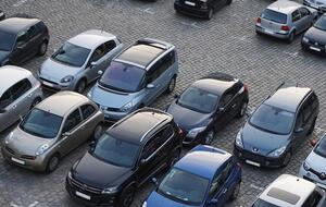 Авто были припаркованы согласно правилам дорожного движения, проходу и проезду не мешали, отмечает "Киев Оперативный"