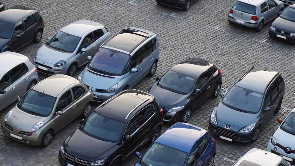 Авто были припаркованы согласно правилам дорожного движения, проходу и проезду не мешали, отмечает "Киев Оперативный"