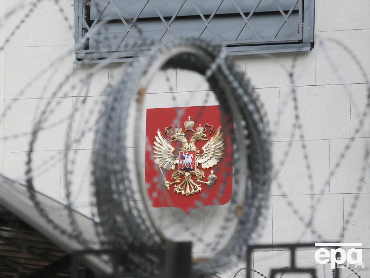 Колючую проволоку установили на заборе посольства России в Киеве в 2014 году