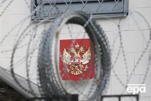 Колючую проволоку установили на заборе посольства России в Киеве в 2014 году