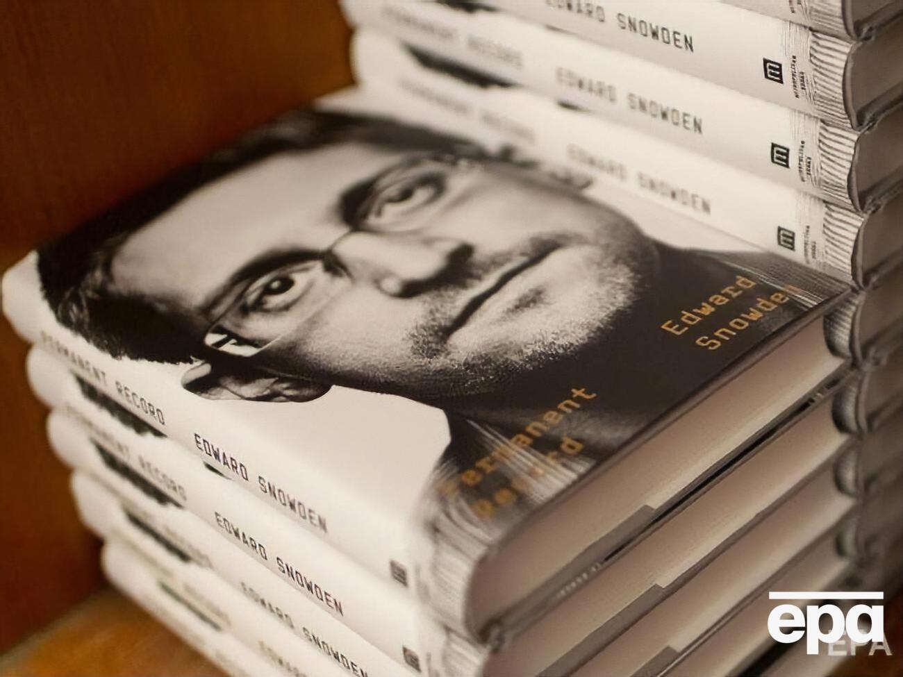 В минюсте считают, что книга Сноудена нарушает договор о неразглашении, который экс-сотрудник подписывал, работая в американских спецслужбах